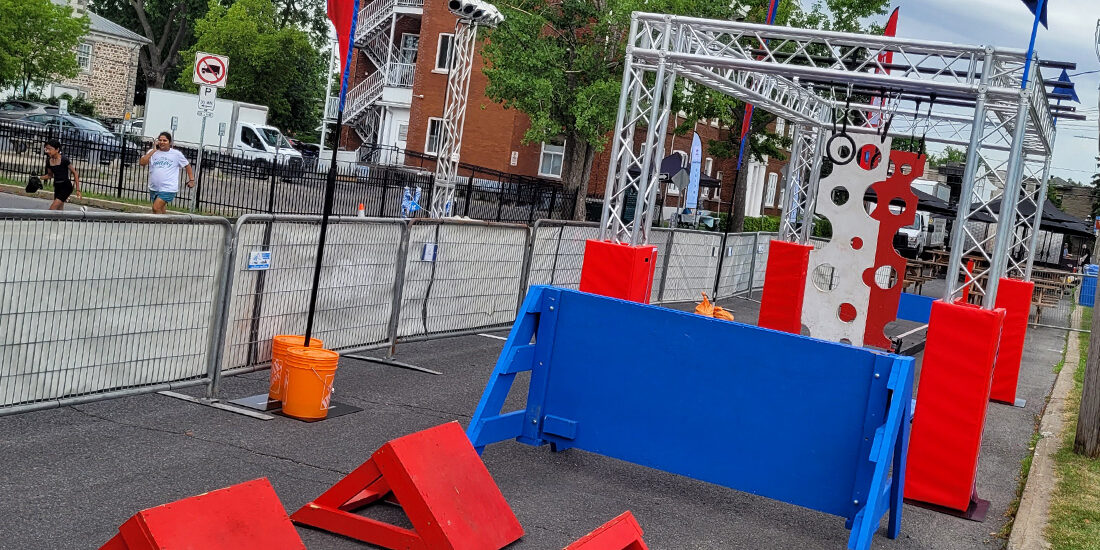 Parcours "Ninja Warrior" dans une rue | 123 Ninja Go | Parcours d'obstacles mobiles | Écoles • Camps • Festivals | Kompra Bootcamp