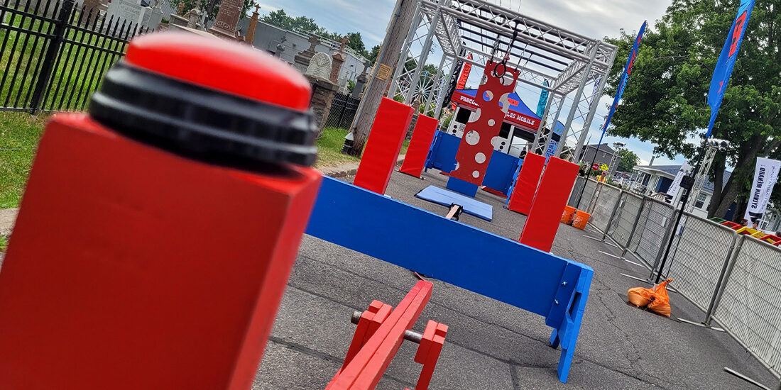 Parcours "Ninja Warrior" dans une rue | 123 Ninja Go | Parcours d'obstacles mobiles | Écoles • Camps • Festivals | Kompra Bootcamp
