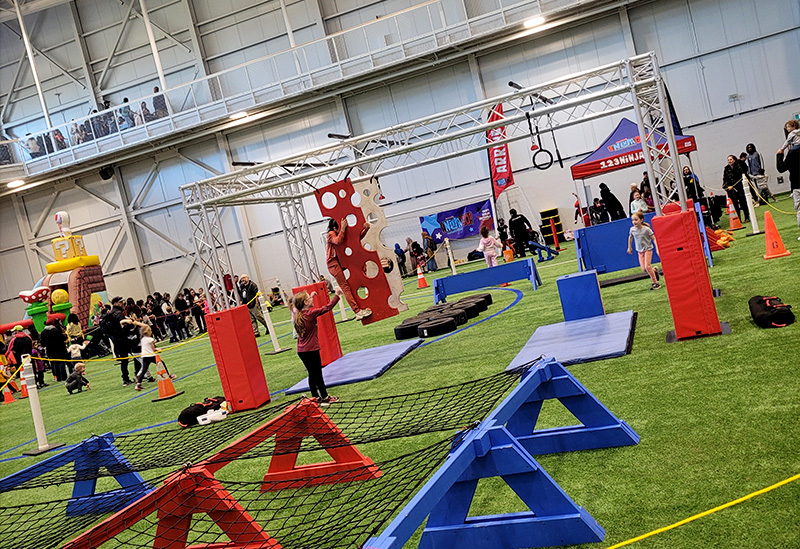 Parcours "Ninja Warrior" pour une fête familiale | 123 Ninja Go | Parcours d'obstacles mobiles | Écoles • Camps • Festivals | Kompra Bootcamp