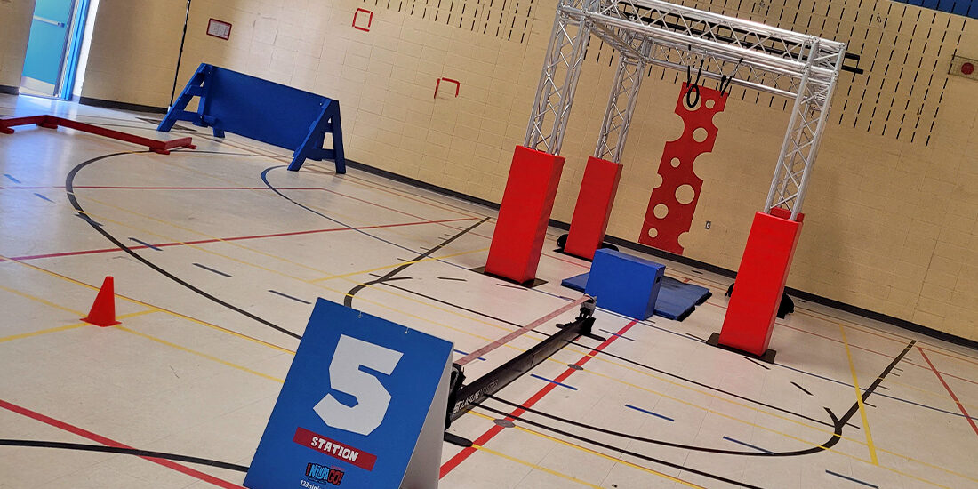 Parcours "Ninja Warrior" dans un gymnase | 123 Ninja Go | Parcours d'obstacles mobiles | Écoles • Camps • Festivals | Kompra Bootcamp
