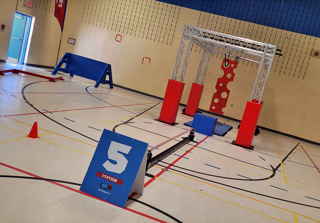 Parcours "Ninja Warrior" dans un gymnase | 123 Ninja Go | Parcours d'obstacles mobiles | Écoles • Camps • Festivals | Kompra Bootcamp