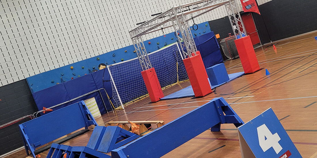 Parcours "Ninja Warrior" dans un gymnase | 123 Ninja Go | Parcours d'obstacles mobiles | Écoles • Camps • Festivals | Kompra Bootcamp