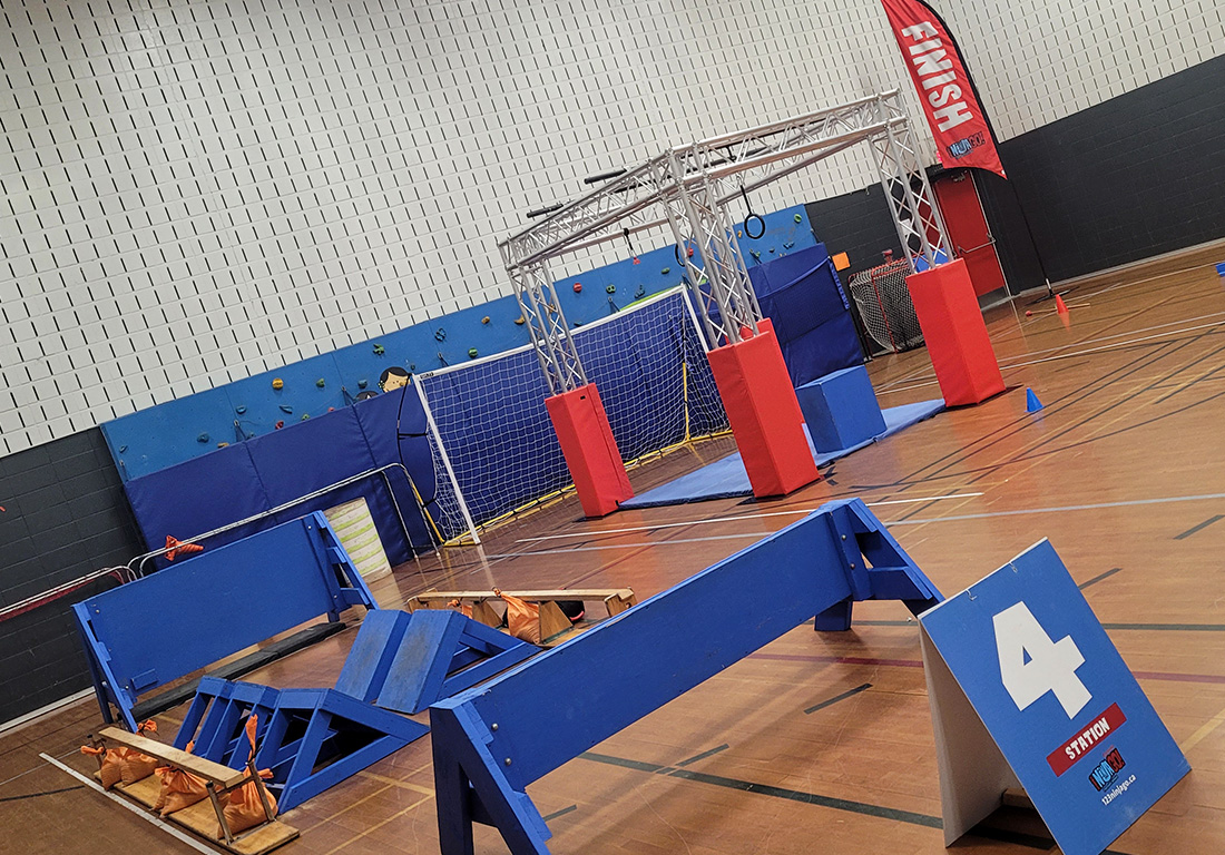 Parcours "Ninja Warrior" dans un gymnase | 123 Ninja Go | Parcours d'obstacles mobiles | Écoles • Camps • Festivals | Kompra Bootcamp