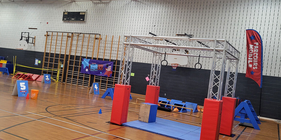 Parcours "Ninja Warrior" dans un gymnase | 123 Ninja Go | Parcours d'obstacles mobiles | Écoles • Camps • Festivals | Kompra Bootcamp